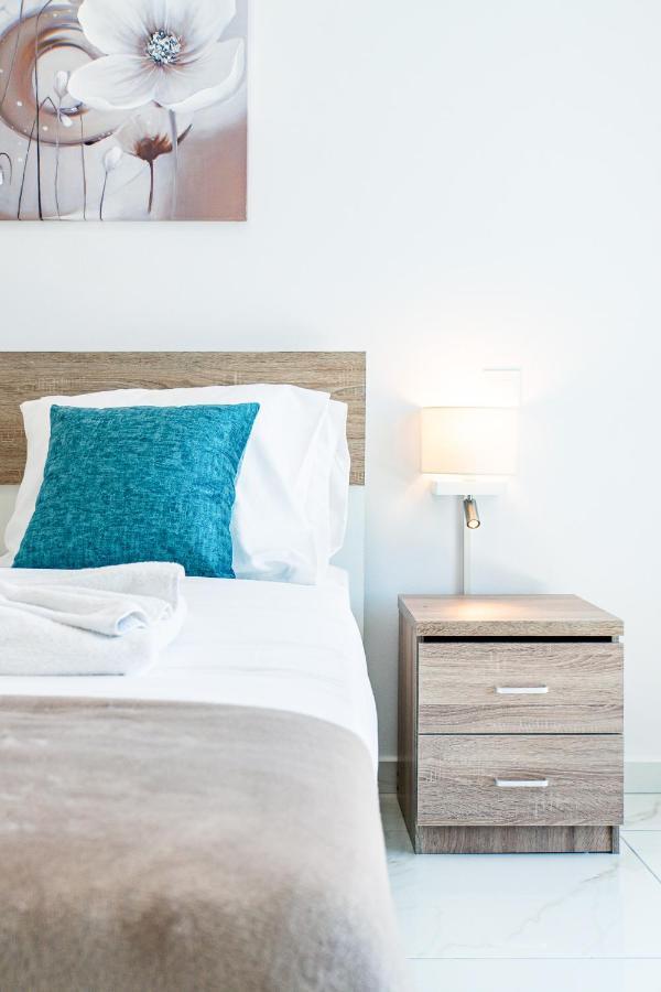 Adolina Apartments By Ezoria Villas Пафос Екстериор снимка