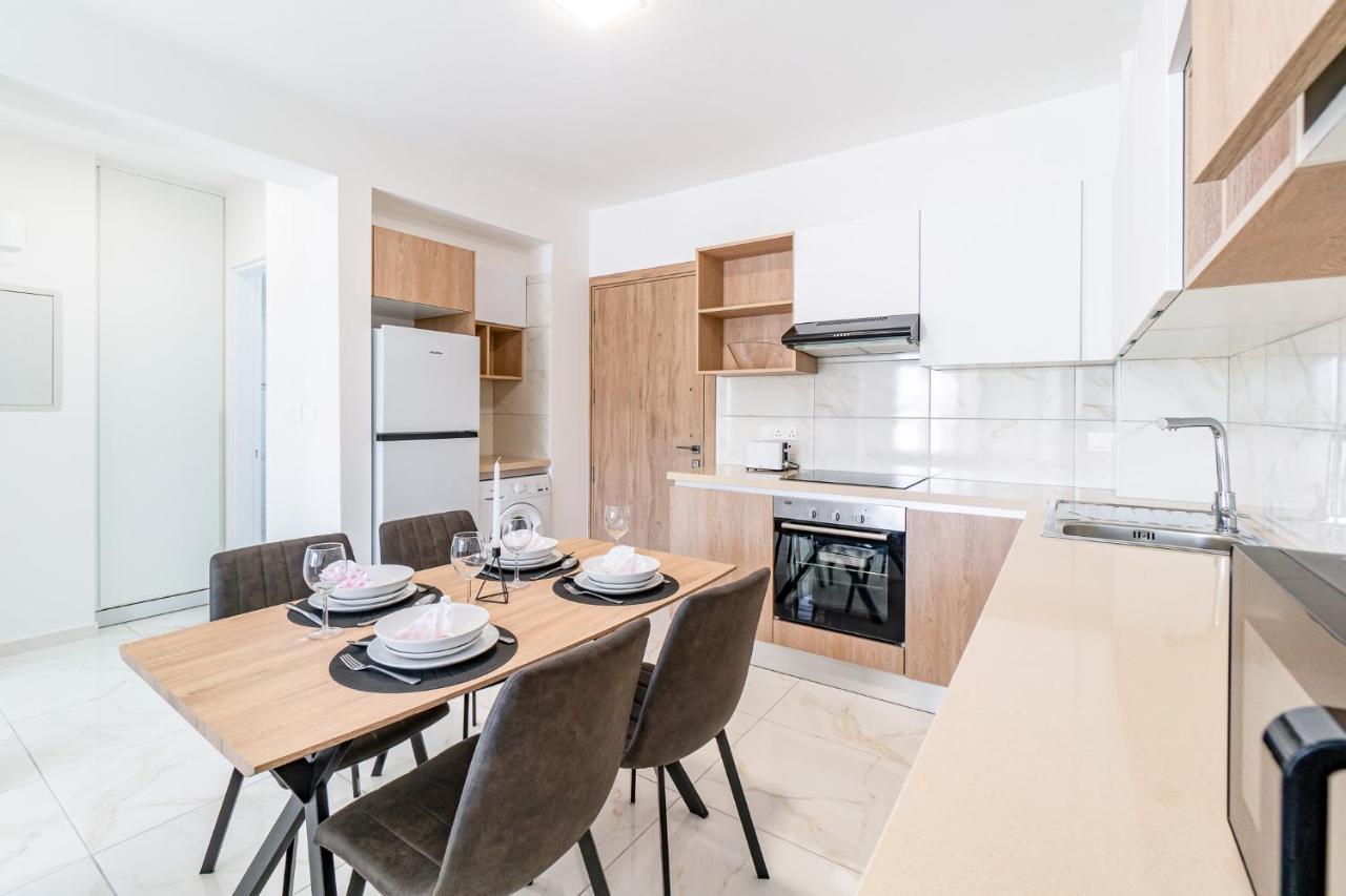 Adolina Apartments By Ezoria Villas Пафос Екстериор снимка